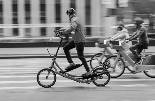 城市街道上一群骑自行车的人模糊的形象 — 图库照片