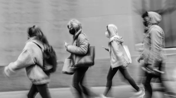 The power of motion blur: people walking down the street