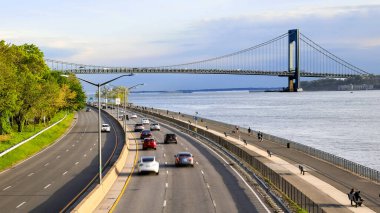 Güneşli bir günde Verrazzano Köprüsü ve Belt Parkway
