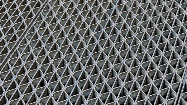 Kavisli Metal Şeritlerden Örülmüş Kafes — Stok fotoğraf