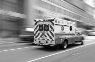 Acil durum aracındaki ambulans hareket bulanıklığı