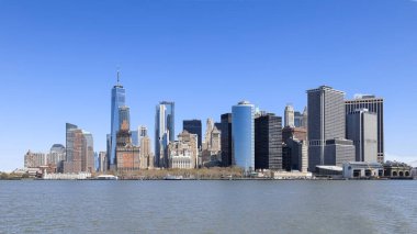 Nehir kıyısından güneşli bir günde Manhattan manzarası