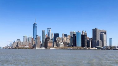Nehir kıyısından güneşli bir günde Manhattan manzarası