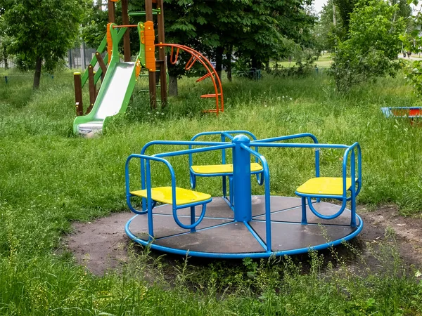 Konut binasının yakınındaki yeşil çimenlikte çocuk parkı.