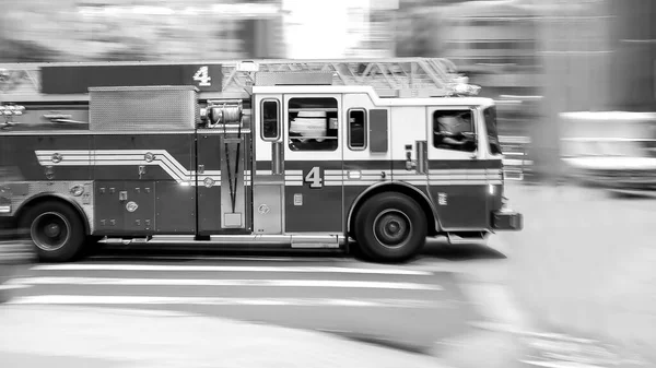 Imagem Turva Caminhão Bombeiros Uma Rua Cidade — Fotografia de Stock