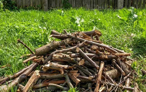 Pile Short Branches Fire Green Grass — Stock Photo, Image