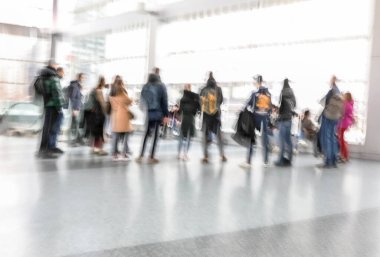 İnsan silueti biçiminde keskin olmayan soyut arkaplan