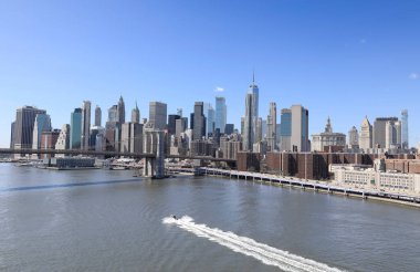 Güneşli bir günde Brooklyn Köprüsü 'nden New York Panoraması 