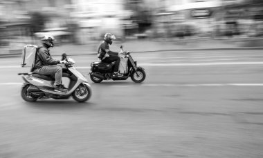 Görüntü, kuryeler mal teslimatı için emirleri yerine getirirler.