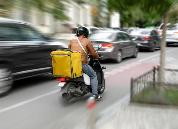 Görüntü, kuryeler mal teslimatı için emirleri yerine getirirler.
