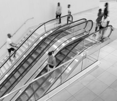 Alışveriş merkezindeki yürüyen merdivenlerin bulanık görüntüsü, üst manzara.