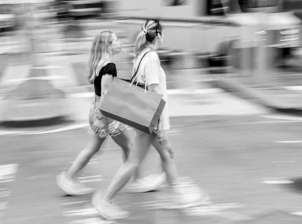 Potere Del Movimento Sfoca Due Donne Con Pacchetti Che Camminano — Foto Stock
