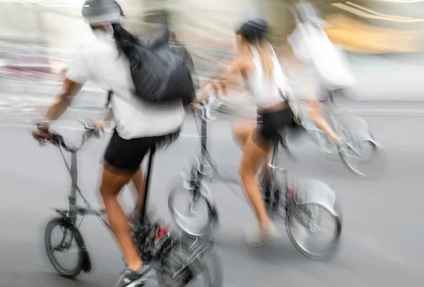 街の通りに自転車のグループのぼやけたイメージ — ストック写真
