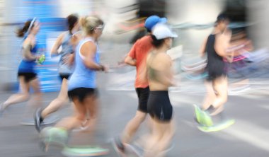 Hareket gücü bulanıklaşır: İnsanlar sokakta koşar.