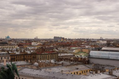 Isaac 'ın katedralinin çatısından Saint Petersburg manzarası