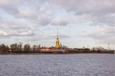 Peter ve Paul Kalesi 'nin kulesi Nisan ayında gökyüzünde