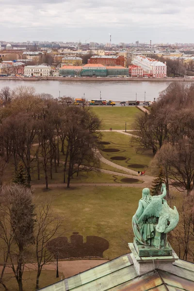 从伊萨克大教堂的屋顶上俯瞰圣彼得斯堡 — 图库照片