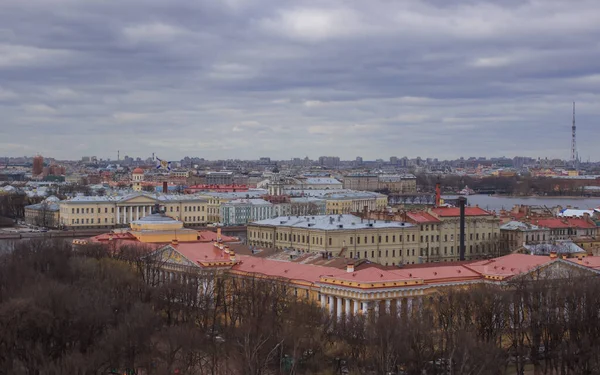 圣彼得堡至圣以撒主教座堂的景观 — 图库照片