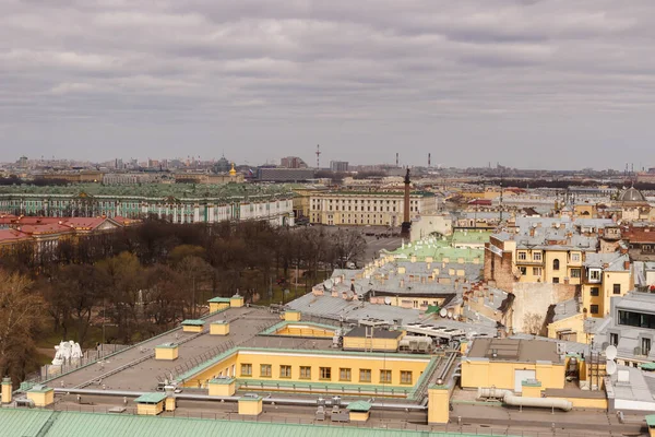 从伊萨克大教堂的屋顶上俯瞰圣彼得斯堡 — 图库照片
