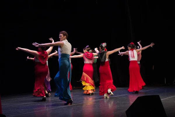 2014年11月30日在俄罗斯圣彼得堡举行的第七届卡纳弗拉门卡节期间 来自圣彼得堡弗拉明卡学校的身份不明的舞者在舞台上跳舞 — 图库照片