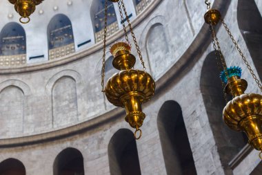 İçerideki Kutsal Mezar Kilisesi.