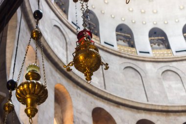 İçerideki Kutsal Mezar Kilisesi.