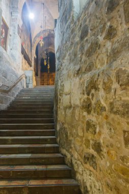 İçerideki Kutsal Mezar Kilisesi.