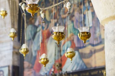 İçerideki Kutsal Mezar Kilisesi.