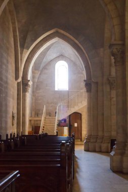 İçerideki Kutsal Mezar Kilisesi.