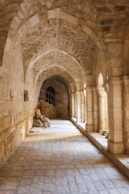 İçerideki Kutsal Mezar Kilisesi.