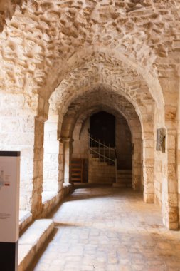 İçerideki Kutsal Mezar Kilisesi.