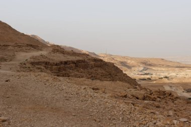 İsrail 'deki Yahudi Çölü' nde uçurumun kenarındaki patika