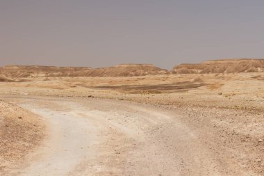 İsrail 'deki Yahudi Çölü' nden geçen kumlu yol.