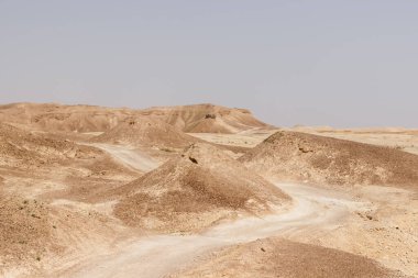 İsrail 'deki Yahudi Çölü' nde dolambaçlı bir patika.