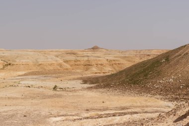 İsrail 'deki Musevi Çölü' ndeki tepeler ve kayalıklardan geçen yol