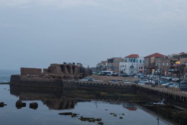 Eski Acre şehrinin kıyısında.