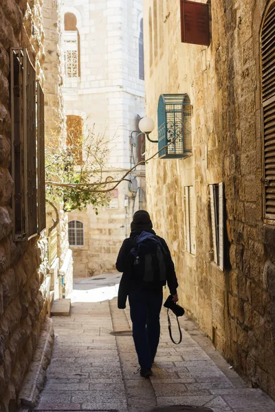 エルサレムの旧市街の路上で観光客の写真家 — ストック写真