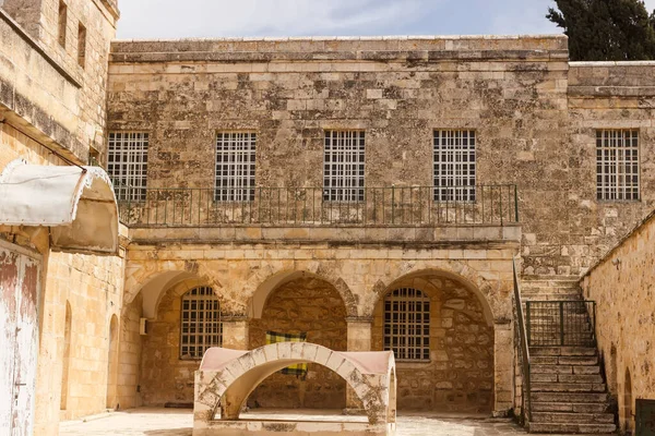 エルサレムの十字架修道院内に窓のない中庭 — ストック写真