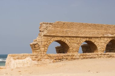 Su kemeri Caesaria'da kalıntıları