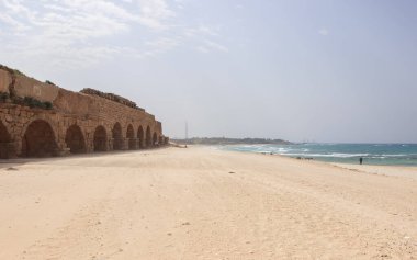 Su kemeri Caesaria'da kalıntıları
