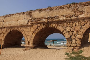 Su kemeri Caesaria'da kalıntıları