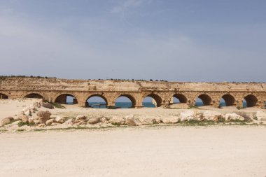 Su kemeri Caesaria'da kalıntıları