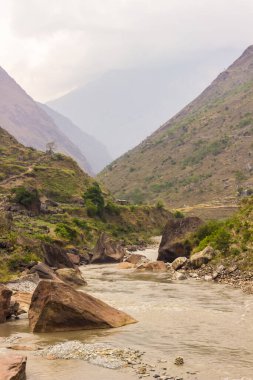 Manaslu bölgesindeki dağ vadisi manzarası