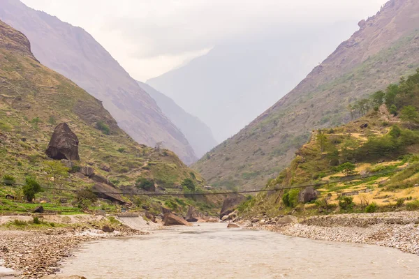 Manaslu bölgesindeki vadi ve asma köprü manzarası