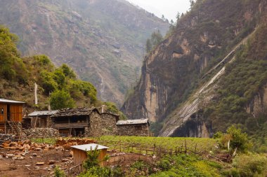 Himalayalar 'daki dağ yamaçlarının ve yollardaki evlerin manzarası