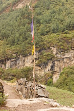 Himalayalar 'da taş duvar var.