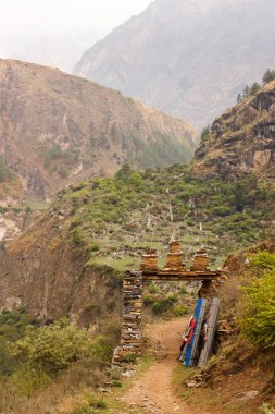 Himalayalar 'da bir yolda taş kapı.