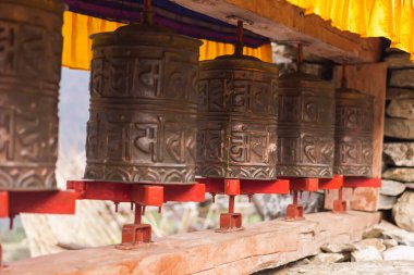 Himalayalar 'da bir patikada renkli dua davulları