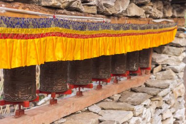 Himalayalar 'da bir patikada renkli dua davulları