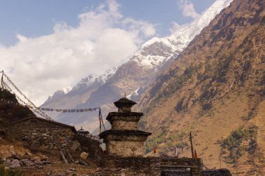 Himalayalar 'ın Manaslu bölgesindeki Stupa' nın arka planında dağlar var.